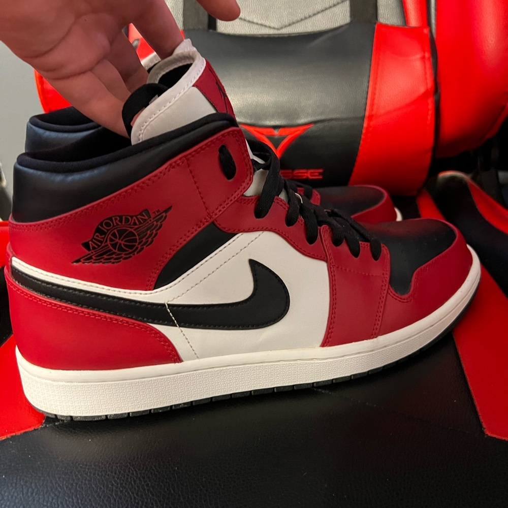 Jordan 1 mid Chicago toe
